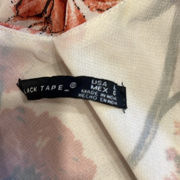 Black Tape L floral print on crème fully lined with side zip V neck dress - Picture 8 of 11